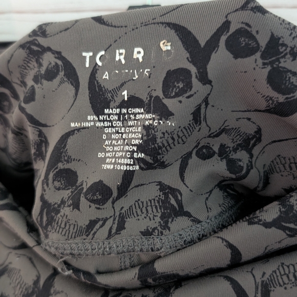 Euc Torrid Black Skull Pattern Leggings Size 1X (14/16) - Picture 8 of 9